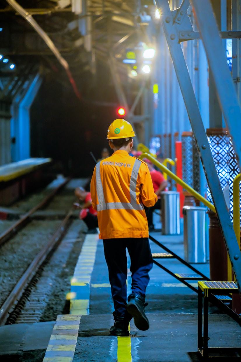 Técnico de ILG en labores de mantenimiento sobre una vía iluminada