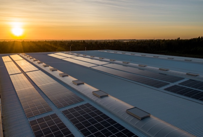 Paneles solares sobre la cubierta de una nave al atardecer